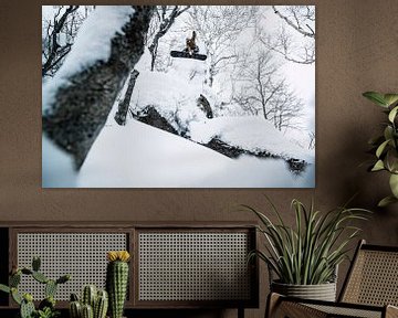 Spektakuläres Action-Foto des Snowboarders hoch in der Luft