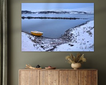 Geel roeibootje in winterlandschap, Noorwegen van Gerda Beekers