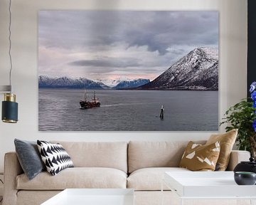 Fischerboot im Kanal von Risøyrenna, Norwegen von Gerda Beekers