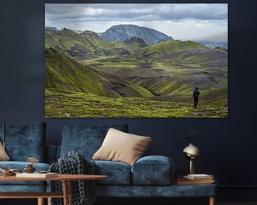 Wandelaar in groen berglandschap IJsland van Jeroen Kleiberg
