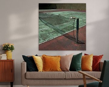 Verlaten Tennisbaan (More Past VI) von Gerard Oonk