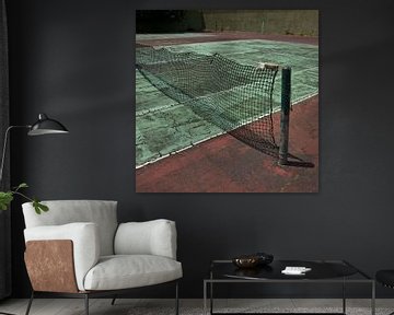 Verlaten Tennisbaan (More Past VI) van Gerard Oonk