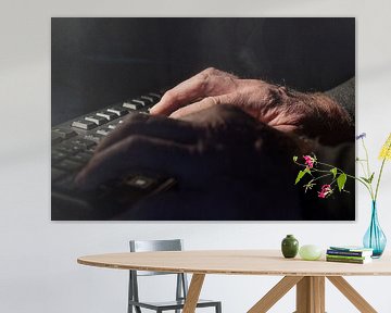 hand aan een toetsenbord by Marcel Derweduwen