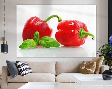 Frische rote Paprika mit Wassertropfen und Basilikum Blättern