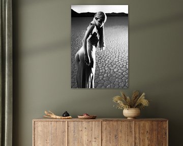Gesluierde geklede vrouw met droge rivierbedding (droogte) van Cor Heijnen