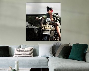 soldat nue aux cheveux rouges avec moto (Harley Davidson) et tank de guerre sur Cor Heijnen