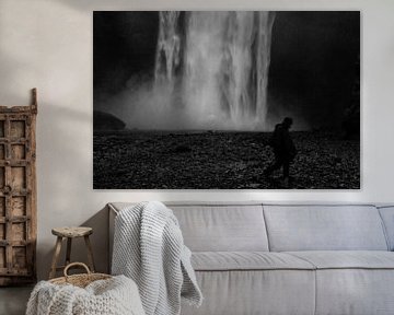 Waterval silhouet in IJsland in zwart-wit. van RUUDC Fotografie