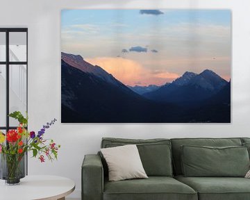 Zonsondergang tussen de bergen in Banff, Canada van Phillipson Photography