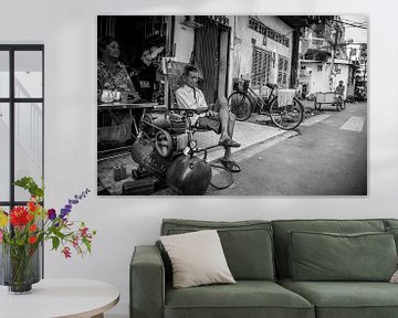 Straatfotografie Vietnam oude man voor zijn winkel van Manon Ruitenberg