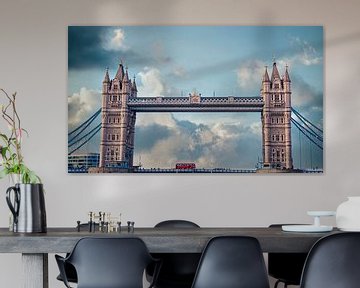 Doppeldecker auf der Tower Bridge in London von Rietje Bulthuis