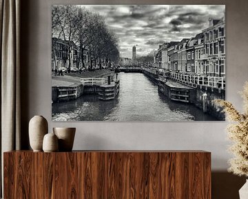 De Weerdsluis in Utrecht met de Domtoren op de achtergrond. van De Utrechtse Grachten