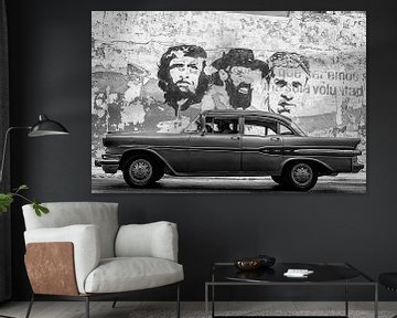 Havana - classic car and revolutionaries by Theo Molenaar