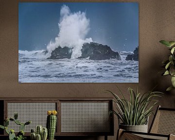 Raues Meerwasser trifft auf Felsen von Jo Pixel