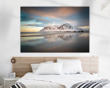 Landschap met besneeuwde bergen en strand op de Lofoten van Chris Stenger