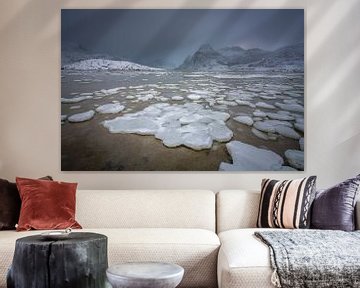Winter landschap op de Lofoten met bevroren fjord en sneeuwbergen van Chris Stenger