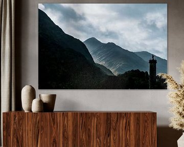 Schattenbild des Glenfinnan Monuments mit Gebirgszug, Hochländer, Schottland von Paul van Putten