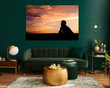 Kleurrijke zonsondergang met schaduw portret van Kim Bellen