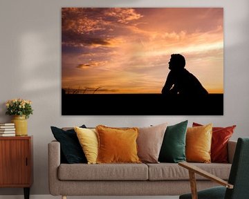 Kleurrijke zonsondergang met schaduw portret van Kim Bellen