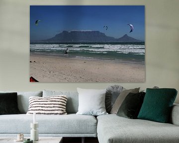 Kitesurfers op Blauberg strand nabij Kaapstad met de Tafelberg van Jan Roodzand