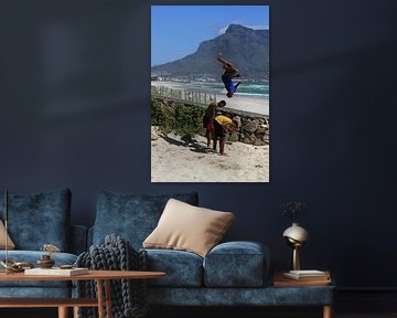 Acrobatiek op Blauberg strand nabij Kaapstad Zuid-Afrika van Jan Roodzand