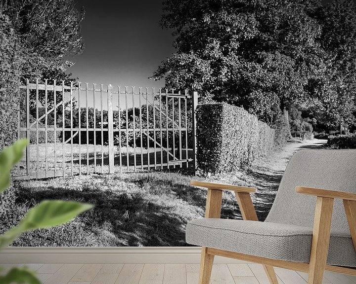 Sfeerimpressie behang: Op slot door poort / hek in het zwart wit schaduw landschap van Limburg van Dorus Marchal