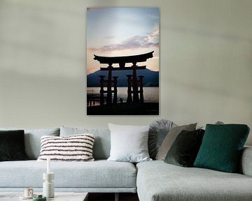 Le sanctuaire d'Itsukushima, Miyajima, Japon au coucher du soleil sur Marcel Alsemgeest