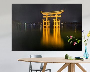 Itsukushima-schrijn, Miyajima, Japan, 's nachts van Marcel Alsemgeest