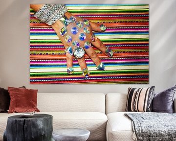 hand vol met bling swarovski stenen op een kleurrijke achtergrond van Gerrit Neuteboom