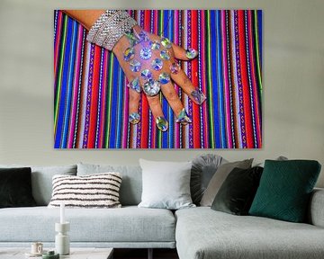 bling bling hand op een kleurrijke handgemaakte kleed,