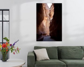 Licht en donker bij rotsen in Petra van Kees van Dun