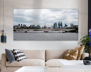 Panorama der Skyline von London, gesehen von der Themse von Roger VDB