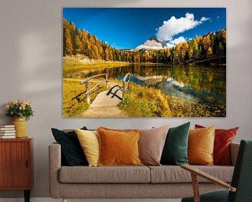 Eine See, Herbstfarben und berge in der Dolomiten