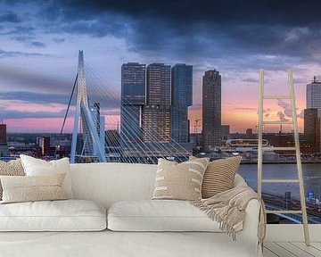 Spitsuur in Rotterdam - Panorama skyline zonsondergang van Vincent Fennis