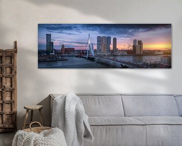 Rushhour in Rotterdam - Panorama Skyline Sonnenuntergang von Vincent Fennis