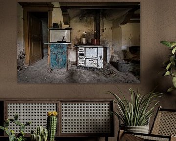 Küche in einem verlassenen Haus von Inge van den Brande