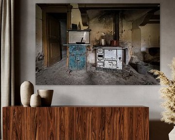 Keuken in verlaten huis van Inge van den Brande