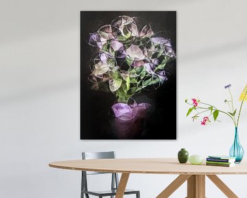 boeket met paarse bloemen ( abstract stilleven ) van Marjolijn van den Berg
