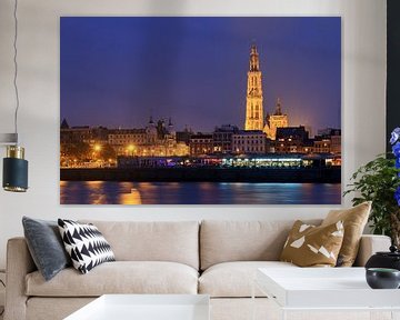 Antwerpen Schelde stadsgezicht in de avond van Dennis van de Water