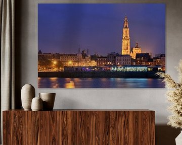 Antwerpen Schelde stadsgezicht in de avond van Dennis van de Water
