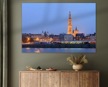 Antwerpen met kathedraal in het blauwe uur van Dennis van de Water