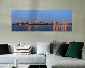 Antwerpen panorama in het blauwe uur van Dennis van de Water