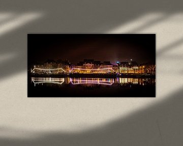 Maastricht Maas kade Nacht fotografie lichten reflecterend op  het water van Dorus Marchal