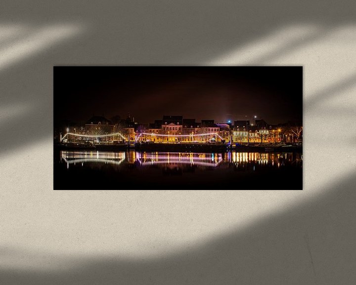 Sfeerimpressie: Maastricht Maas kade Nacht fotografie lichten reflecterend op  het water van Dorus Marchal