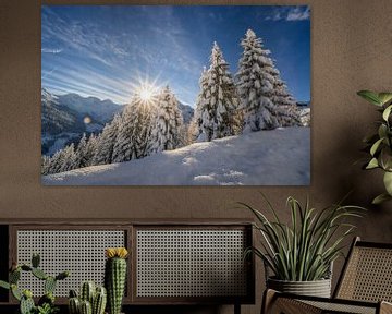 Zon en verse sneeuw in bergen van Oostenrijk van Ralf van de Veerdonk