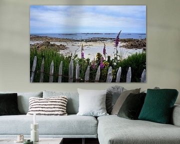 Prachtig wit strand met bloemen en houten hek van Sandra van der Burg