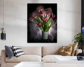 tulpen stilleven "in mist gehuld" van Marjolijn van den Berg