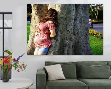 prachtig zwanger vrouw tegen de boom