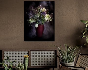 boeket met paarse en witte bloemen " in mist gehuld "  (stilleven) van Marjolijn van den Berg