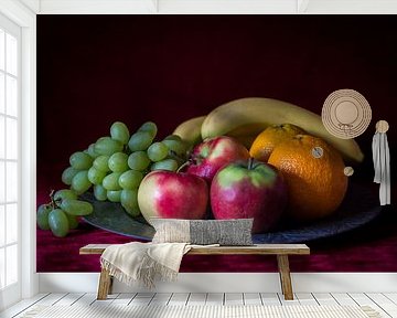 Stilleven van fruitschaal met vers fruit op warm rode achtergrond by Piertje Kruithof