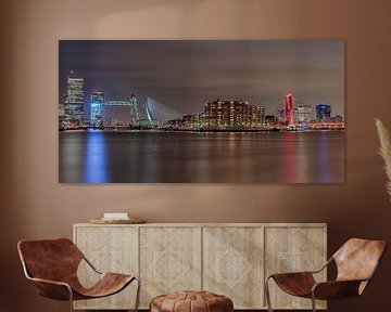 Die Skyline von Rotterdam mit den beleuchteten Brücken
